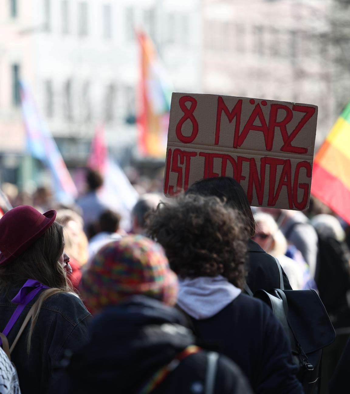 Berlin: Eine Teilnehmerin hält ein Schild mit der Aufschrift "8. März ist jeden Tag" auf der Demonstration "Feministische Demo zum internationalen Frauentag". Archivbild