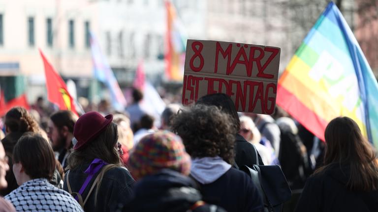 Berlin: Eine Teilnehmerin hält ein Schild mit der Aufschrift "8. März ist jeden Tag" auf der Demonstration "Feministische Demo zum internationalen Frauentag". Archivbild