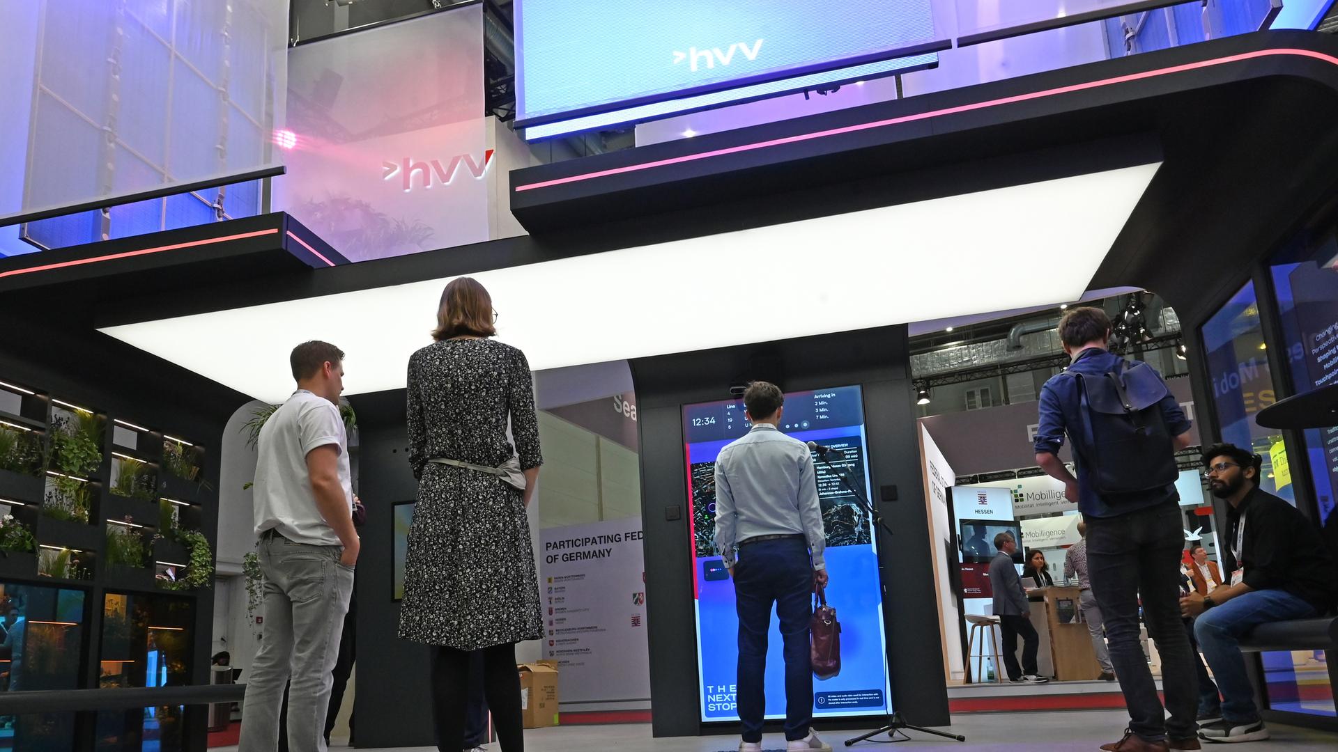 Hamburg: Besucher*innen testen auf der Mobilitätsmesse "UITP-Summit" die Haltestelle "Mobility Touchpoint".