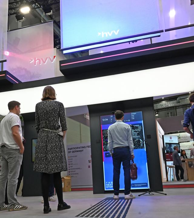 Hamburg: Besucher*innen testen auf der Mobilitätsmesse "UITP-Summit" die Haltestelle "Mobility Touchpoint".