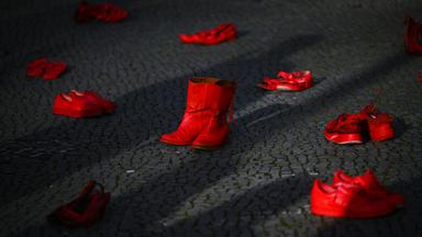 Rote Schuhe stehen anlässlich des Internationalen Tags für die Beseitigung von Gewalt gegen Frauen am Rathaus Tiergarten.