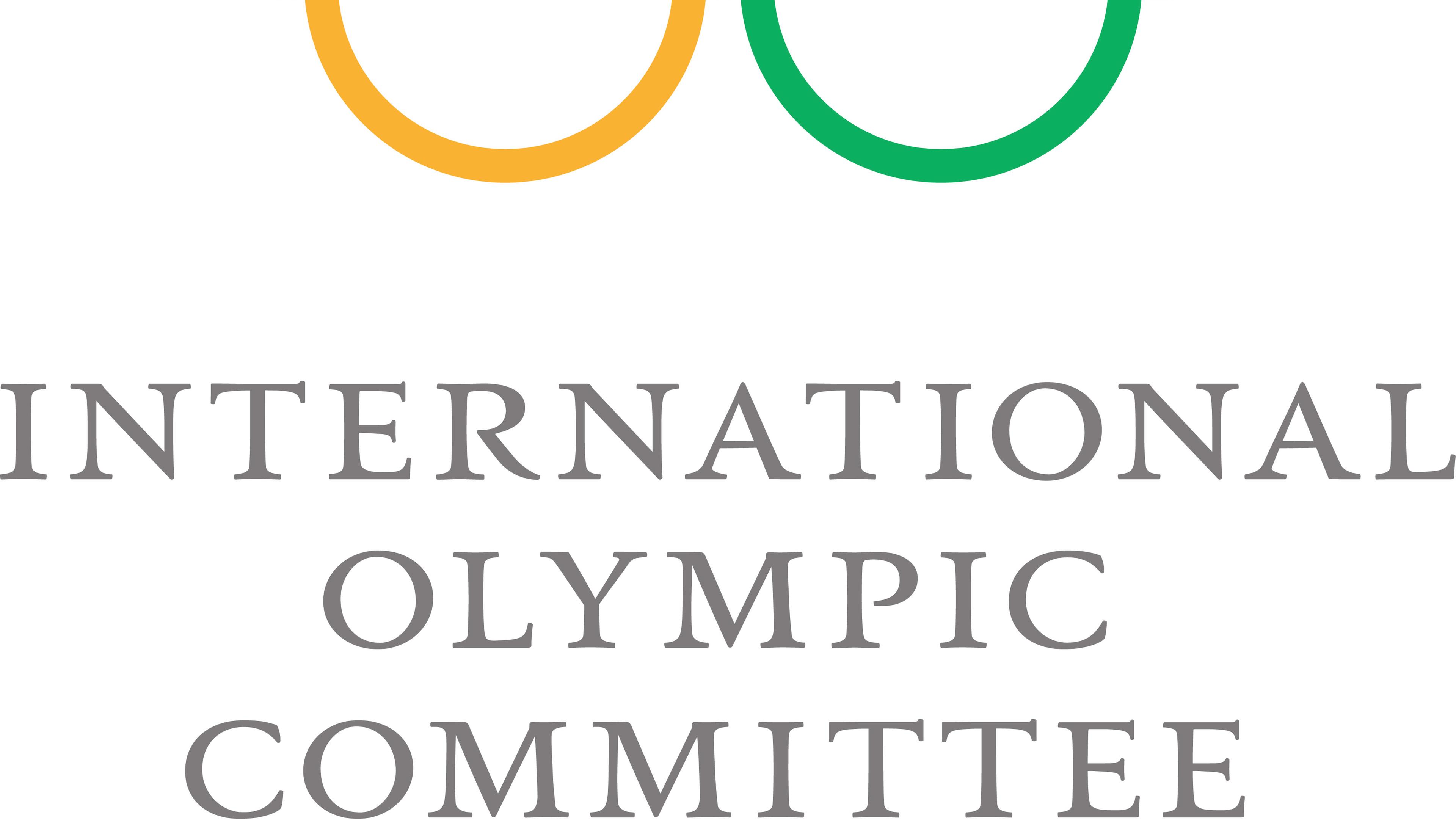 Die fünf Olympischen Ringe stehen über dem Schriftzug "International Olympic Committee".