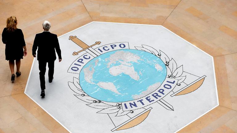 Interpol-Logo, aufgenommen am 08.11.2018 in Lyon (Frankreich)