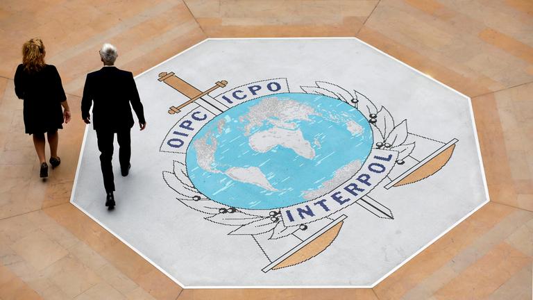 Interpol Logo im Hauptquartier in Lyon.