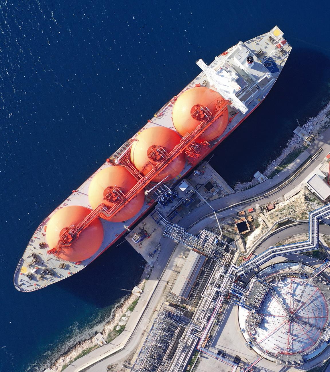 Drohnenaufnahme eines LNG-Tankers an einem Terminal
