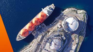 Drohnenaufnahme eines LNG-Tankers an einem Terminal