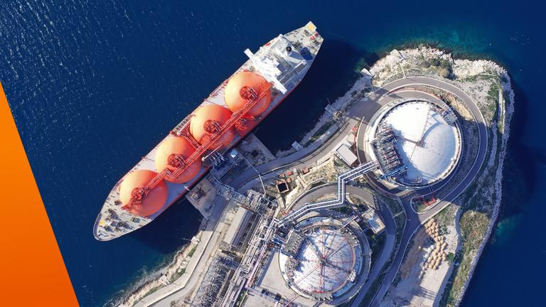 Drohnenaufnahme eines LNG-Tankers an einem Terminal