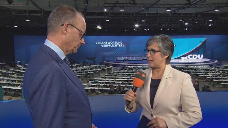 Friedrich Merz wird in der Standpunkte Sendung von Shakuntala Banerjee interviewt