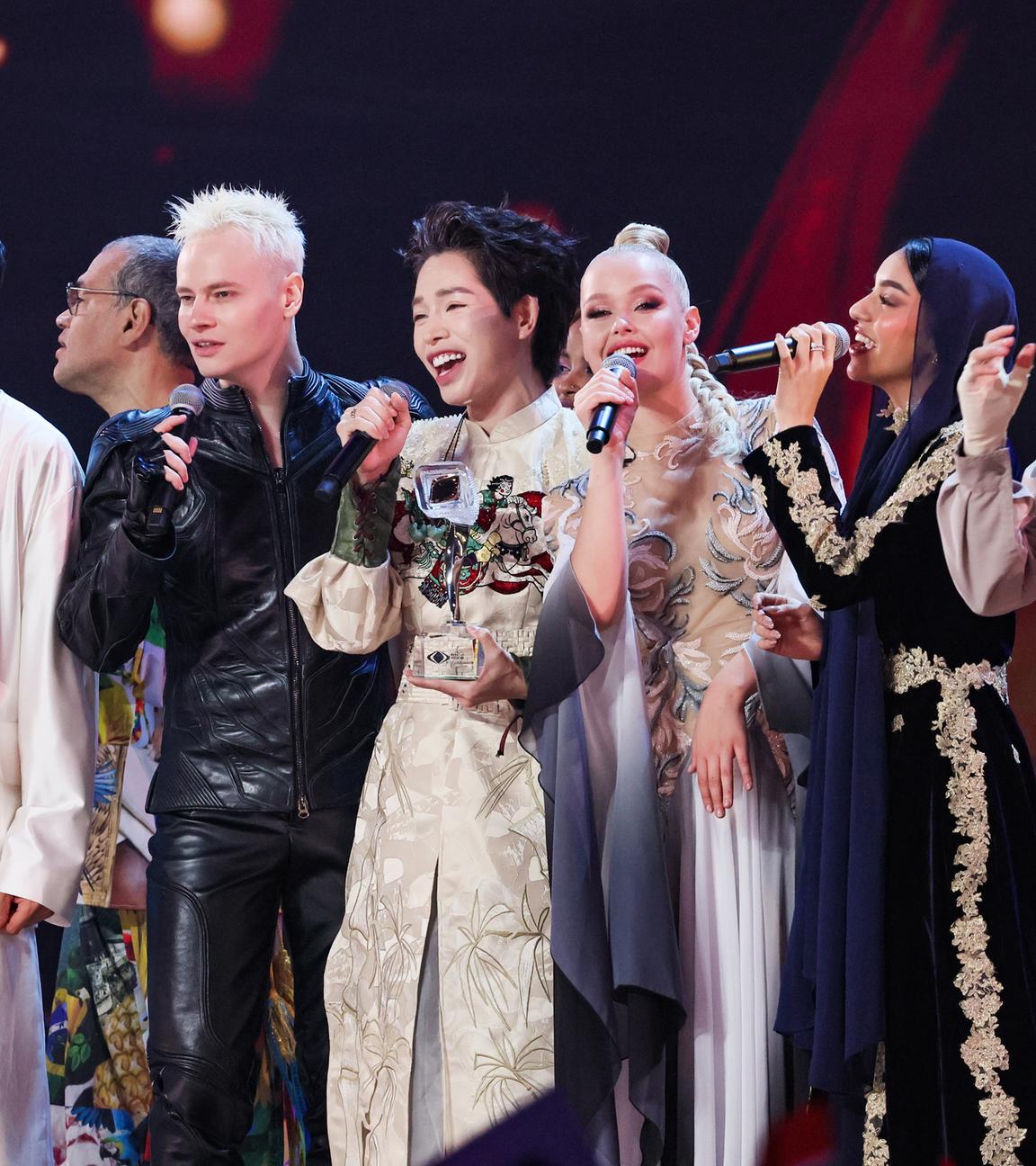 Der vietnamesische Sänger Duc Phuc (Mitte) feiert seinen Sieg und tritt beim Intervision 2025 International Song Contest in der Live Arena Concert Hall auf.