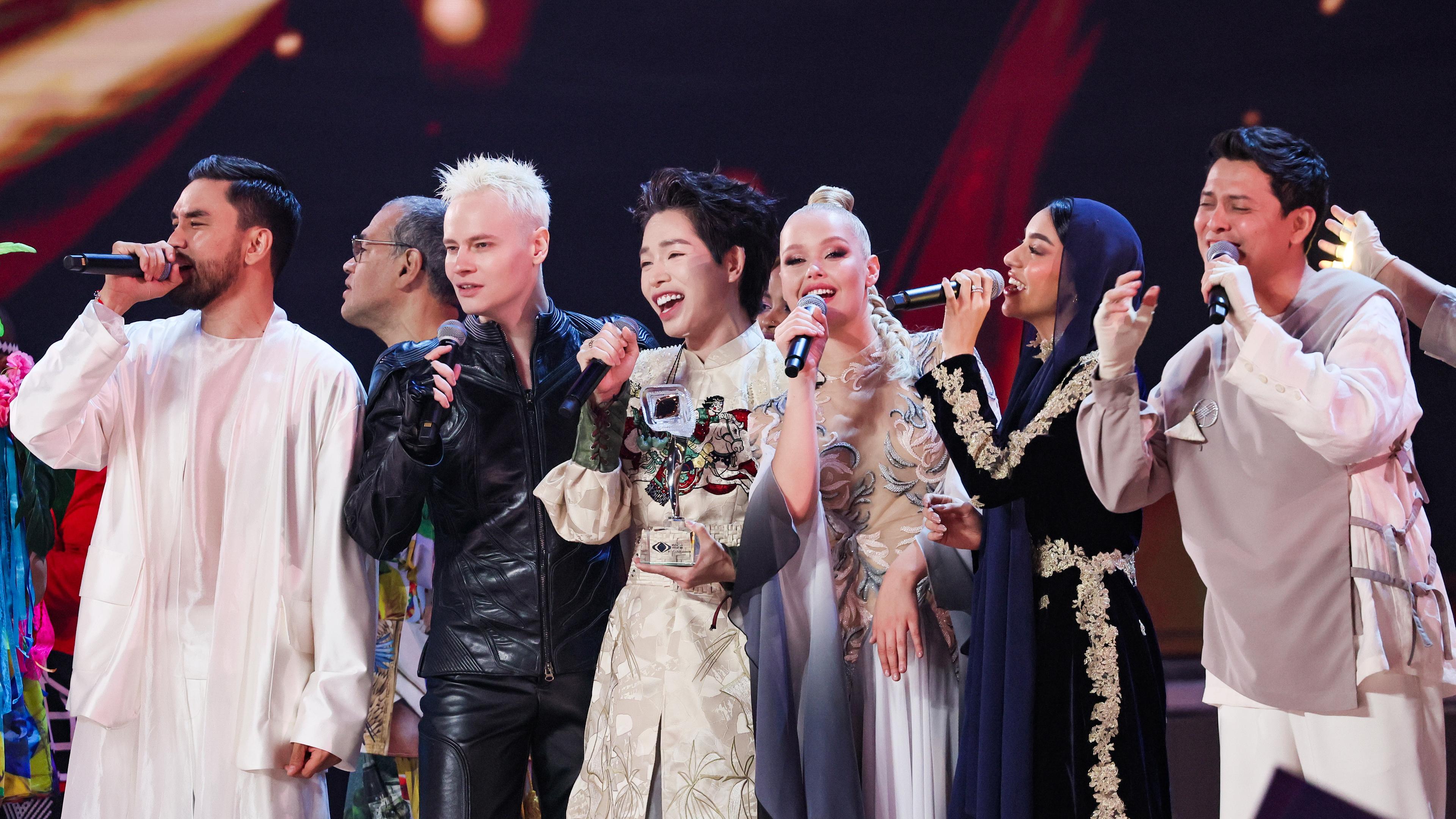 Der vietnamesische Sänger Duc Phuc (Mitte) feiert seinen Sieg und tritt beim Intervision 2025 International Song Contest in der Live Arena Concert Hall auf.