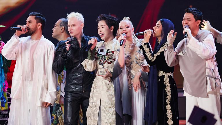 Der vietnamesische Sänger Duc Phuc (Mitte) feiert seinen Sieg und tritt beim Intervision 2025 International Song Contest in der Live Arena Concert Hall auf.