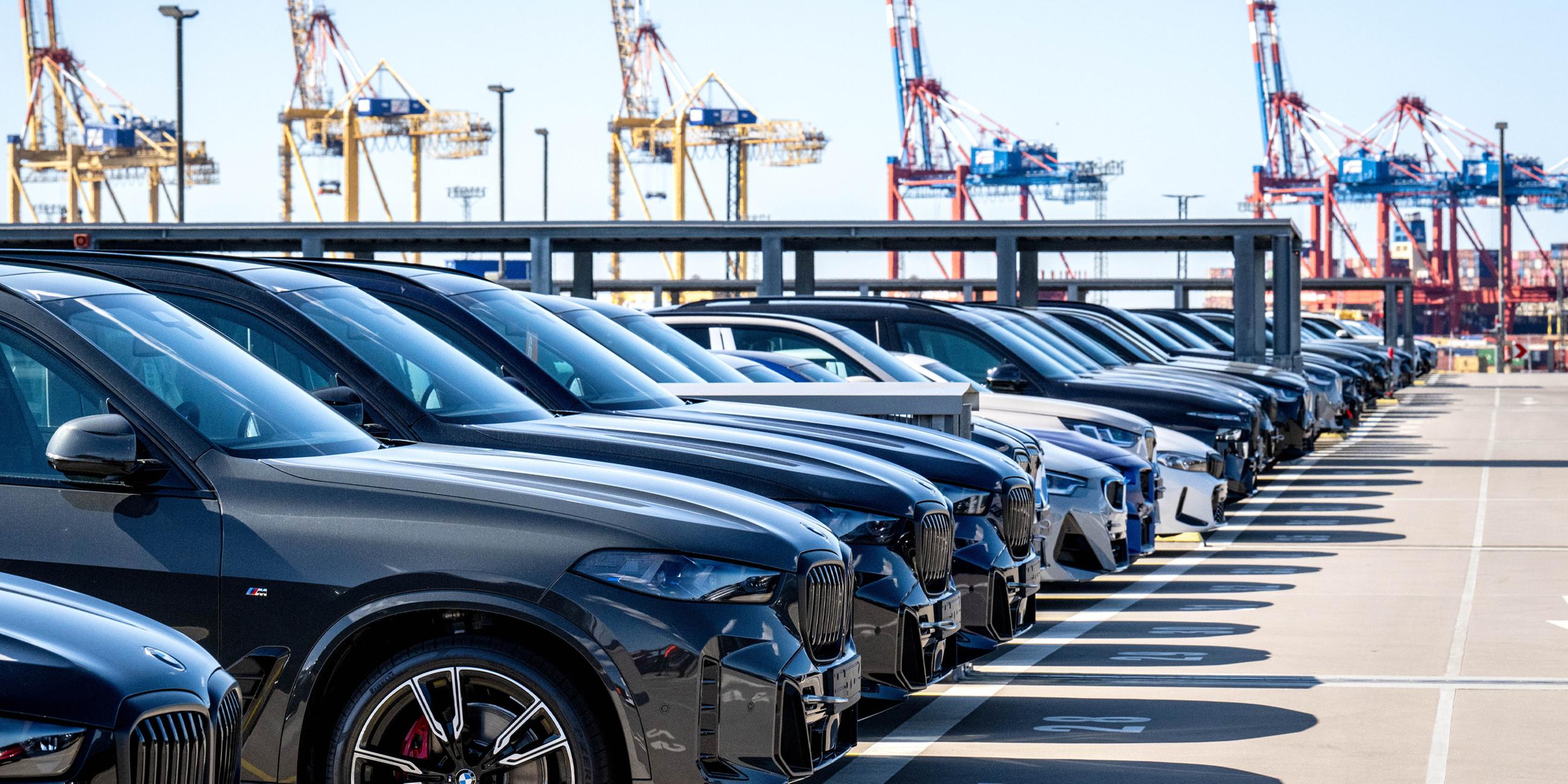 Autos werden im Hafen am BLG Autoterminal Bremerhaven auf Schiffe verladen. (Archiv)