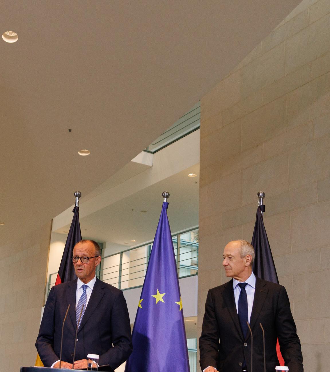 Christian Sewing (l-r), Vorstandsvorsitzender Deutsche Bank, Bundeskanzler Friedrich Merz (CDU) und Roland Busch, CEO von Siemens, geben Statements ab beim Investitionsgipfel «Made for Germany» im Bundeskanzleramt.