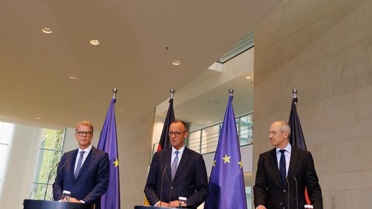 Christian Sewing (l-r), Vorstandsvorsitzender Deutsche Bank, Bundeskanzler Friedrich Merz (CDU) und Roland Busch, CEO von Siemens, geben Statements ab beim Investitionsgipfel «Made for Germany» im Bundeskanzleramt.