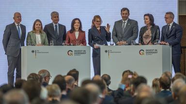 Bundesminister und Bundesministerinnen auf dem Investitionsgipfel in Berlin