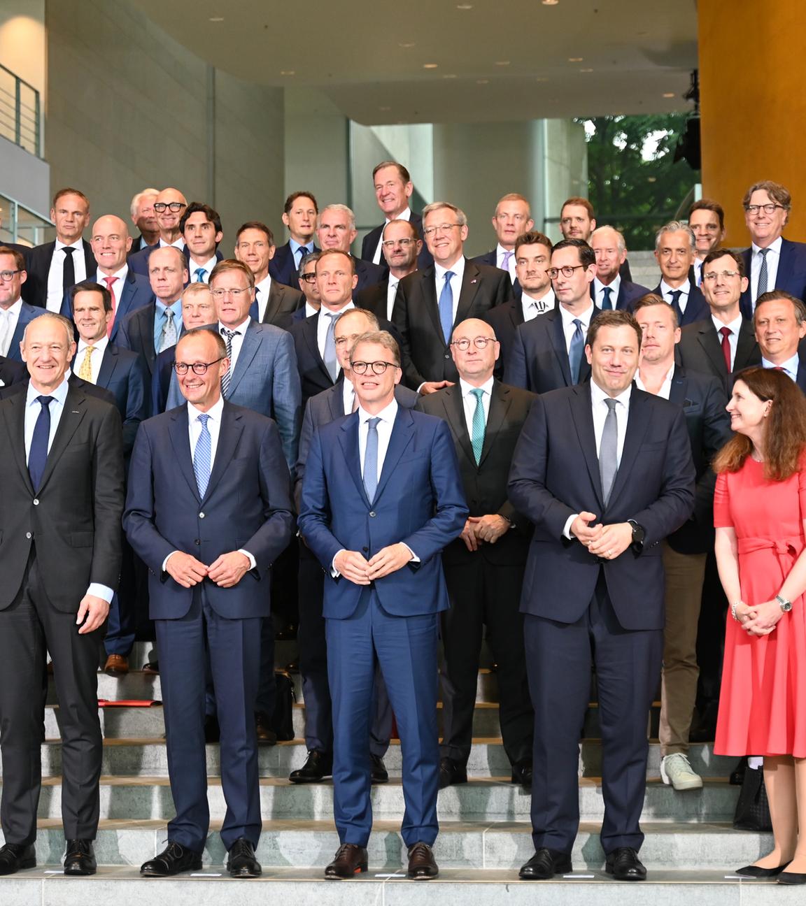 Politiker stellen sich beim Investitionsgipfel "Made for Germany" im Kanzleramt zu einem Gruppenfoto mit Vertretern mehrerer deutscher Unternehmen.