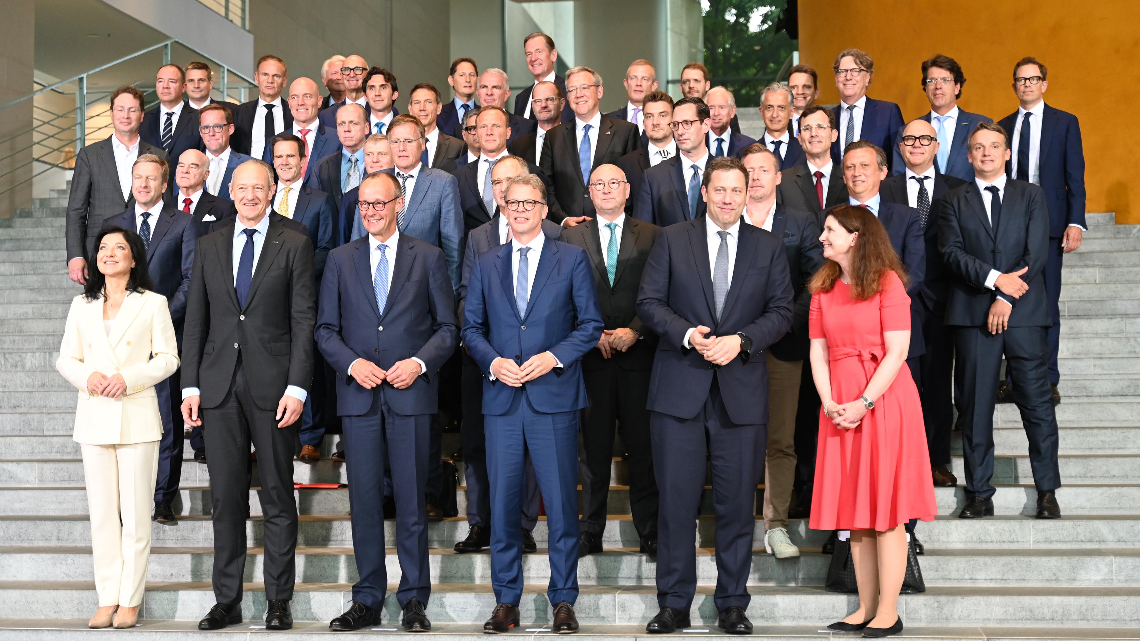 Politiker stellen sich beim Investitionsgipfel "Made for Germany" im Kanzleramt zu einem Gruppenfoto mit Vertretern mehrerer deutscher Unternehmen.