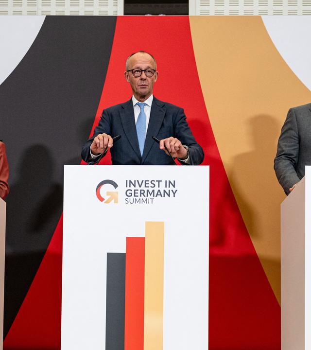 Katherina Reiche (CDU, l-r), Bundesministerin für Wirtschaft und Energie, Friedrich Merz (CDU), Bundeskanzler, und Lars Klingbeil (SPD), Bundesminister der Finanzen, nehmen an einer Pressekonferenz auf dem Investitionsgipfel teil