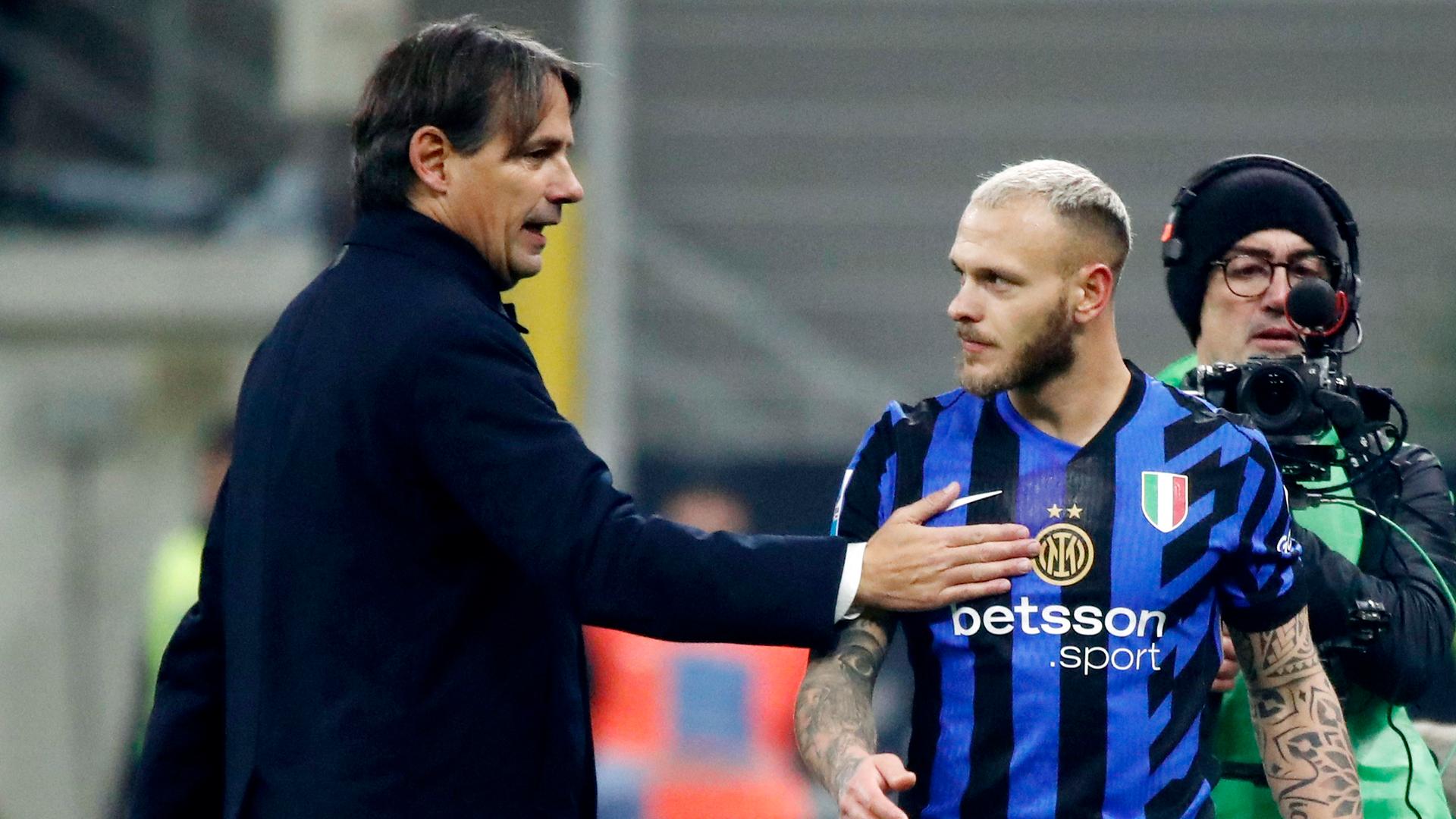 Inter-Mailand-Trainer Simone Inzaghi gibt Anweisungen an seinen Spieler Federico Dimarco