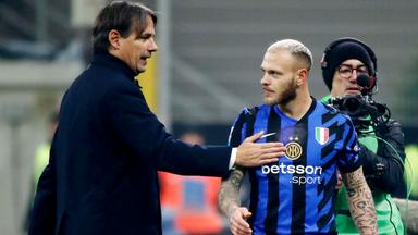 Inter-Mailand-Trainer Simone Inzaghi gibt Anweisungen an seinen Spieler Federico Dimarco