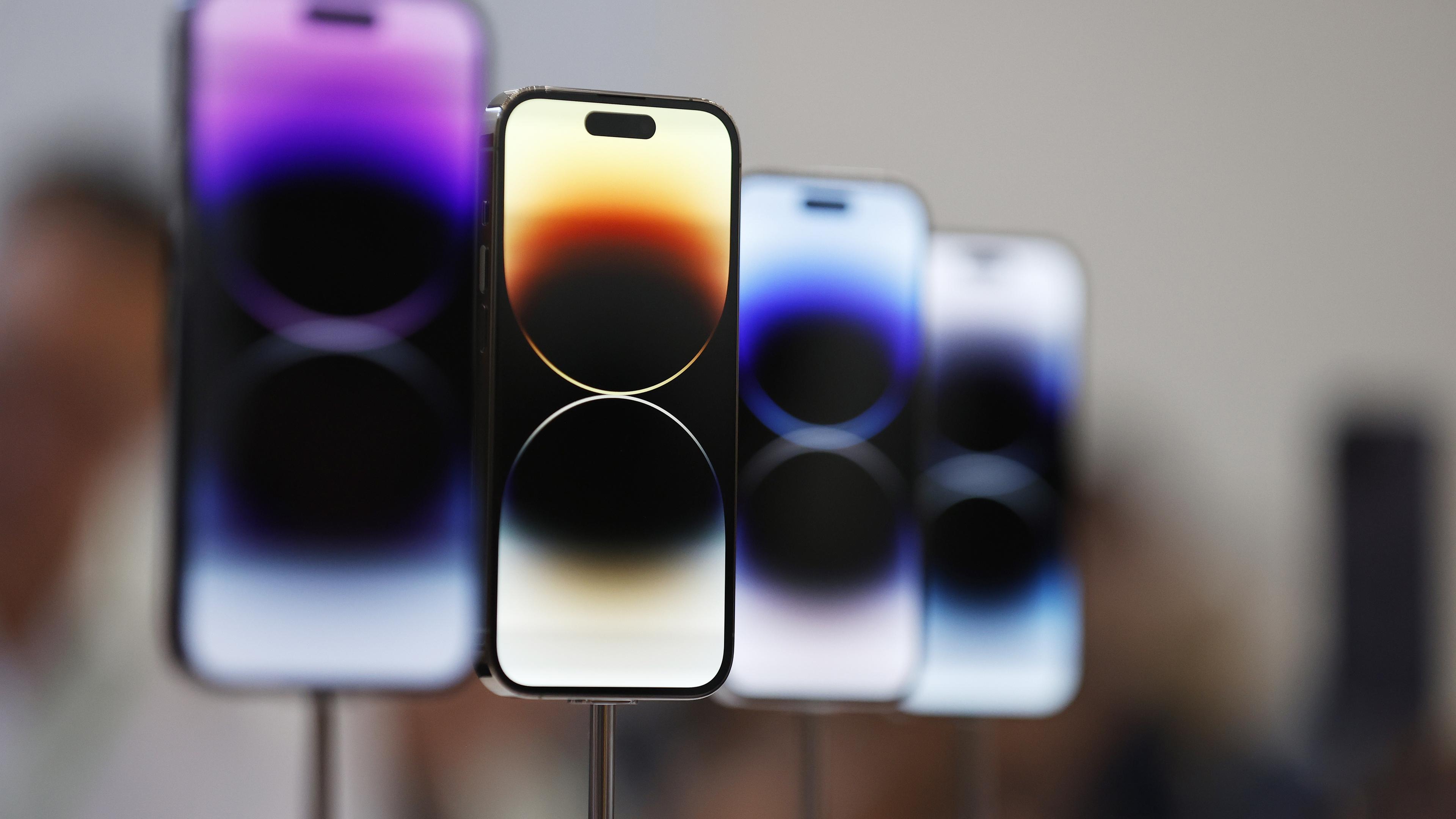 4 iPhone 14 Pro in einer Reihe