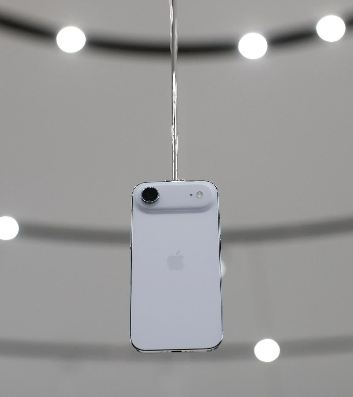 Ein neues iPhone Air wird während einer Apple-Sonderveranstaltung am 9. September 2025 in der Apple-Zentrale in Cupertino, Kalifornien, vorgestellt.