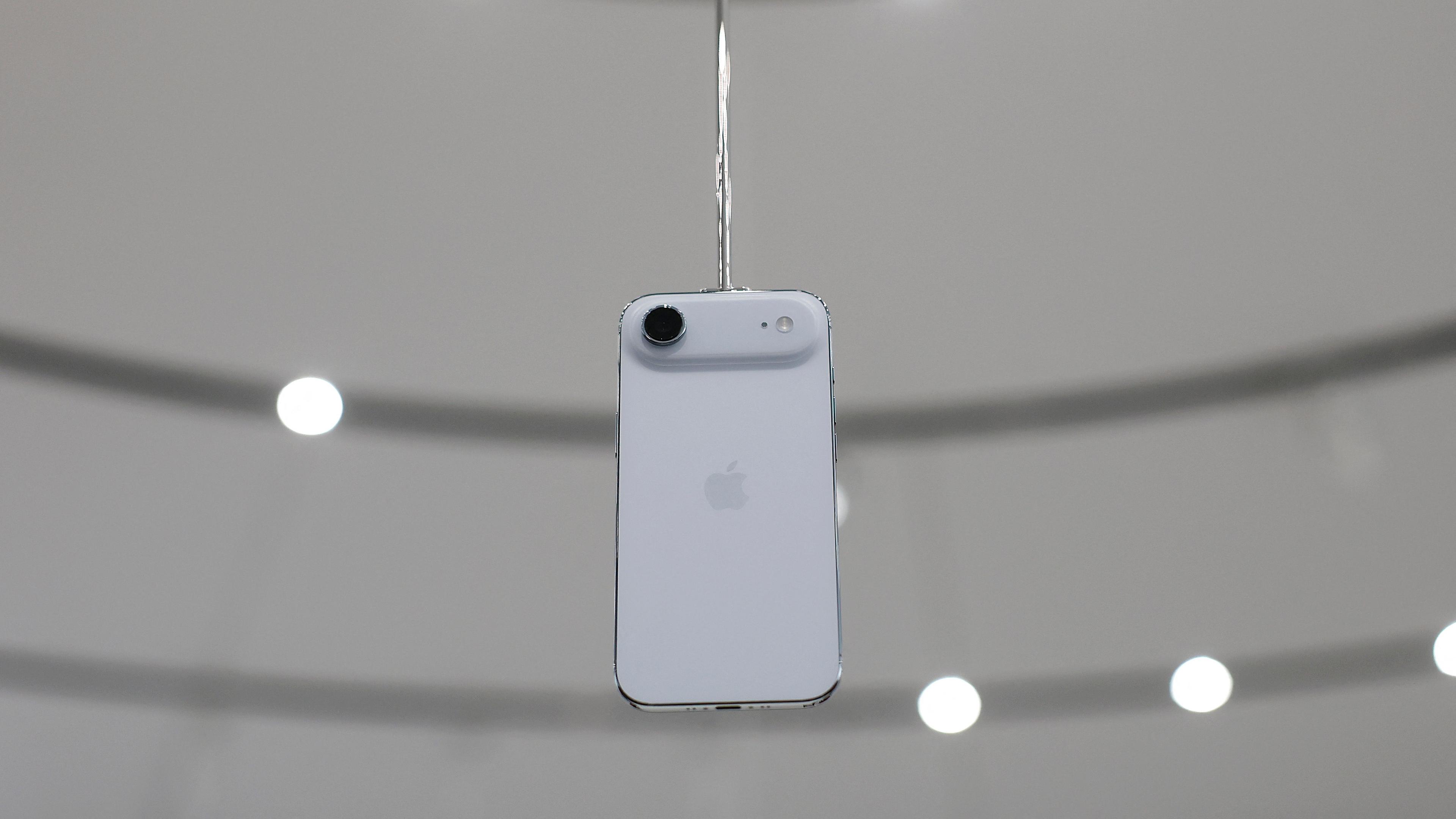 Ein neues iPhone Air wird während einer Apple-Sonderveranstaltung am 9. September 2025 in der Apple-Zentrale in Cupertino, Kalifornien, vorgestellt.
