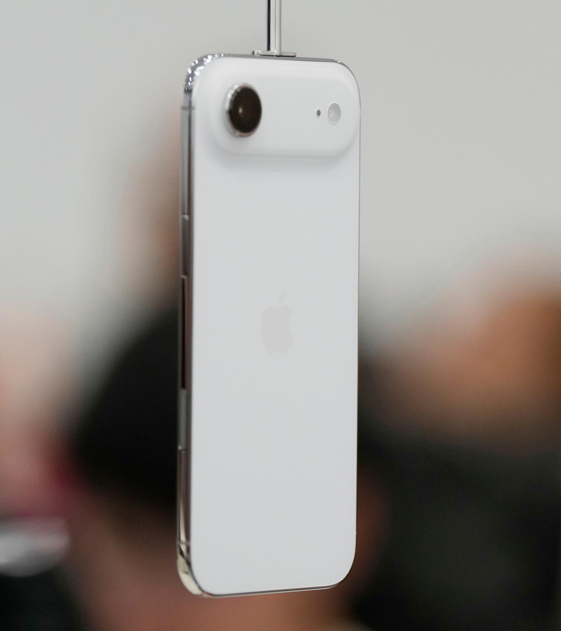 Das iPhone Air wird während einer Ankündigung neuer Produkte im Apple Park gezeigt