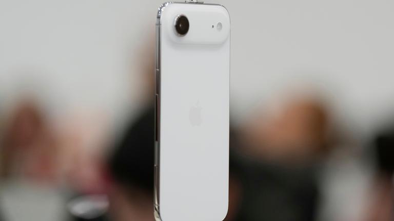 Das iPhone Air wird während einer Ankündigung neuer Produkte im Apple Park gezeigt