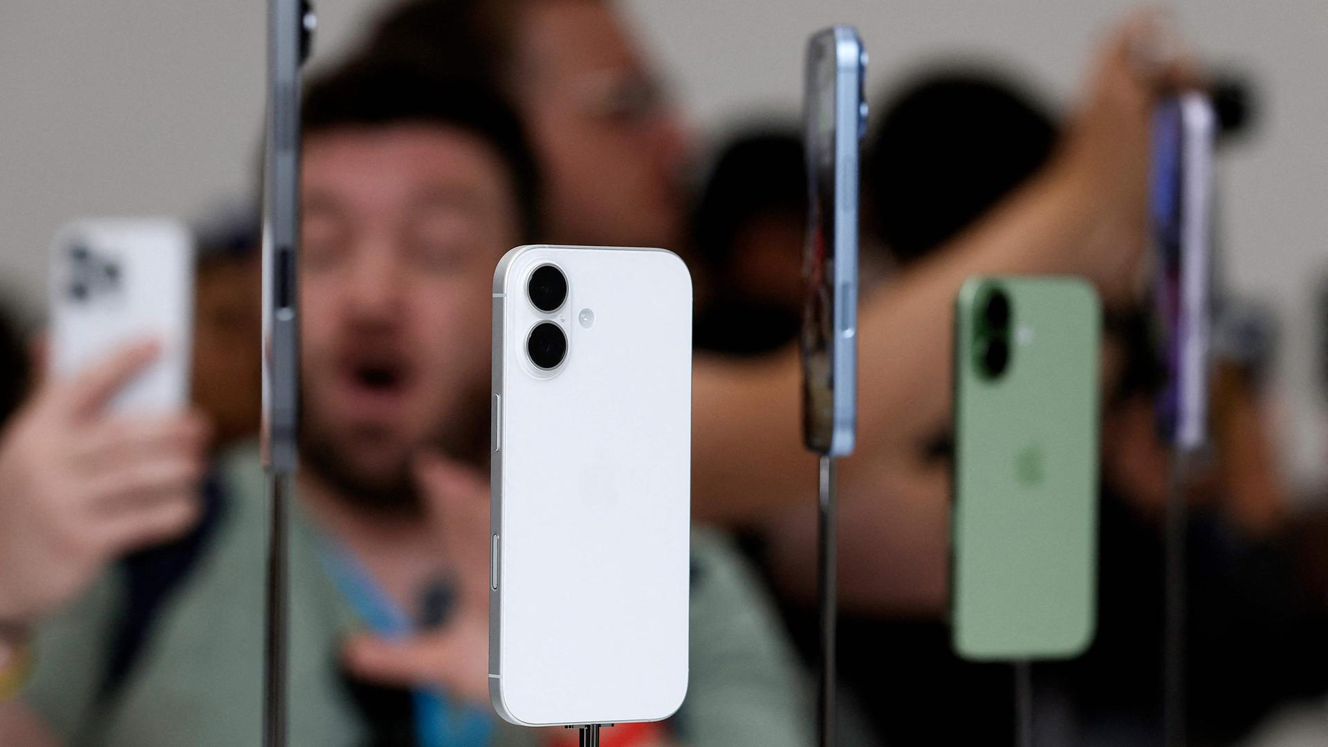 Teilnehmer machen Fotos von der nächsten Generation des iPhone 17 während eines Apple-Sonderevents in der Apple-Zentrale