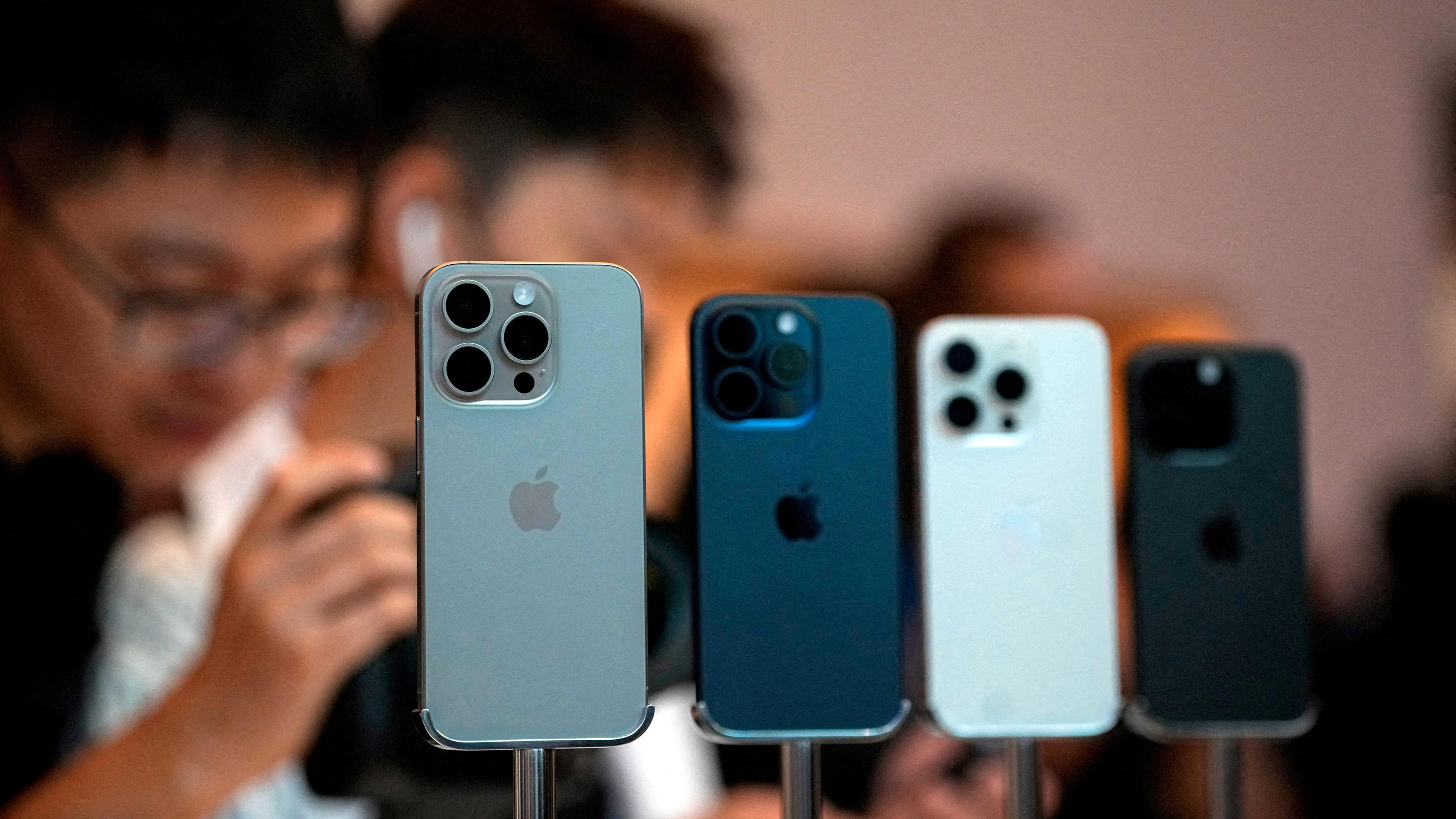 Menschen betrachten das neue iPhone 15 Pro, als Apples neues iPhone 15 offiziell in einem Apple Store in ganz China in den Verkauf geht.