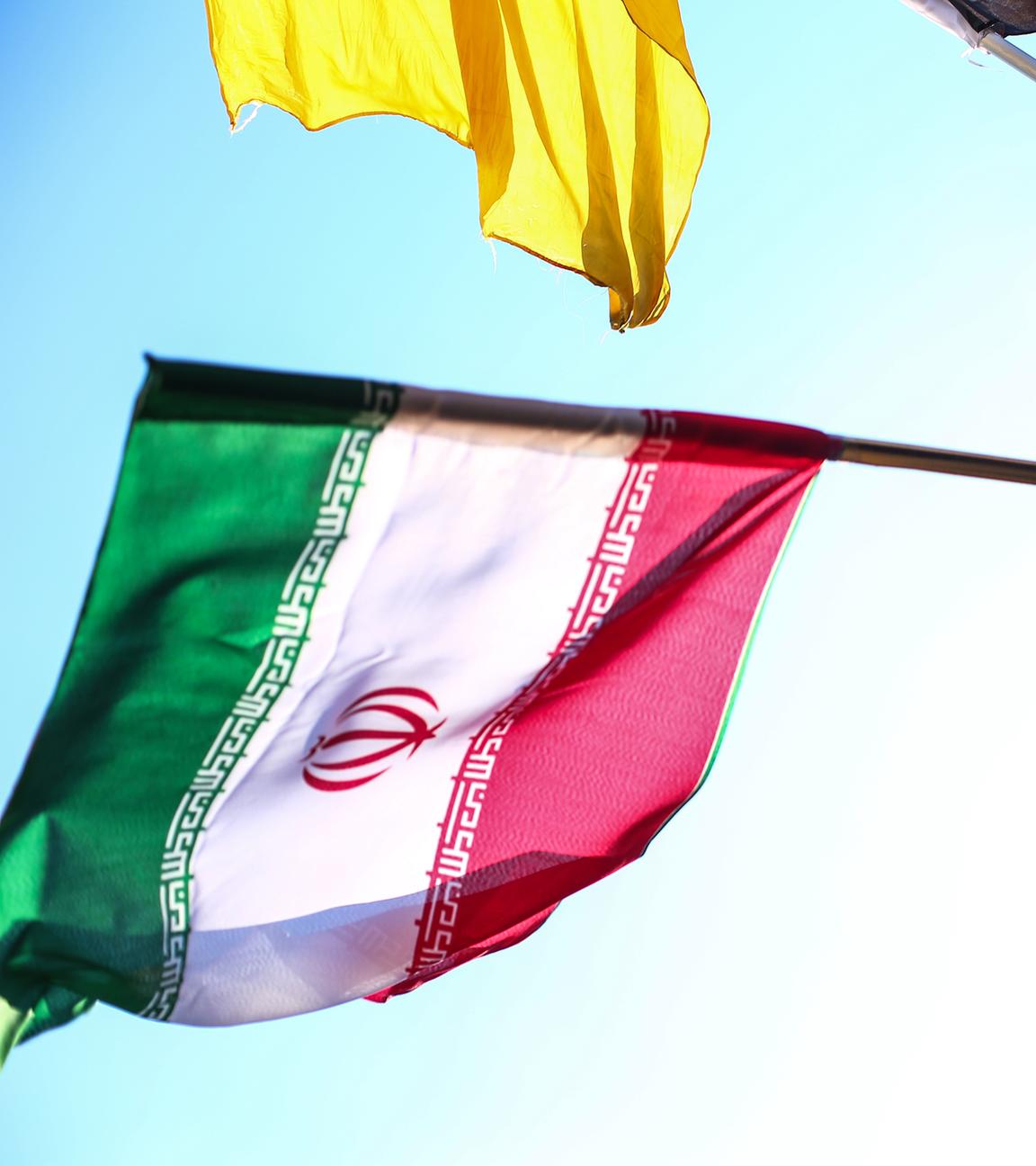 Ein irakischer Demonstrant schwenkt eine iranische Flagge während einer Demonstration in Bagdad. (Archivbild)