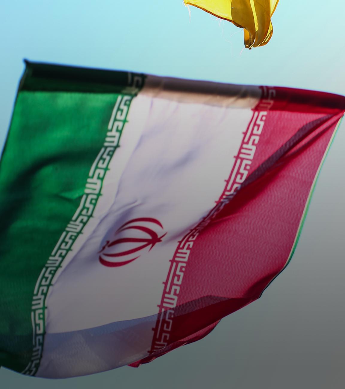 Ein irakischer Demonstrant schwenkt eine iranische Flagge während einer Demonstration in Bagdad. (Archivbild)