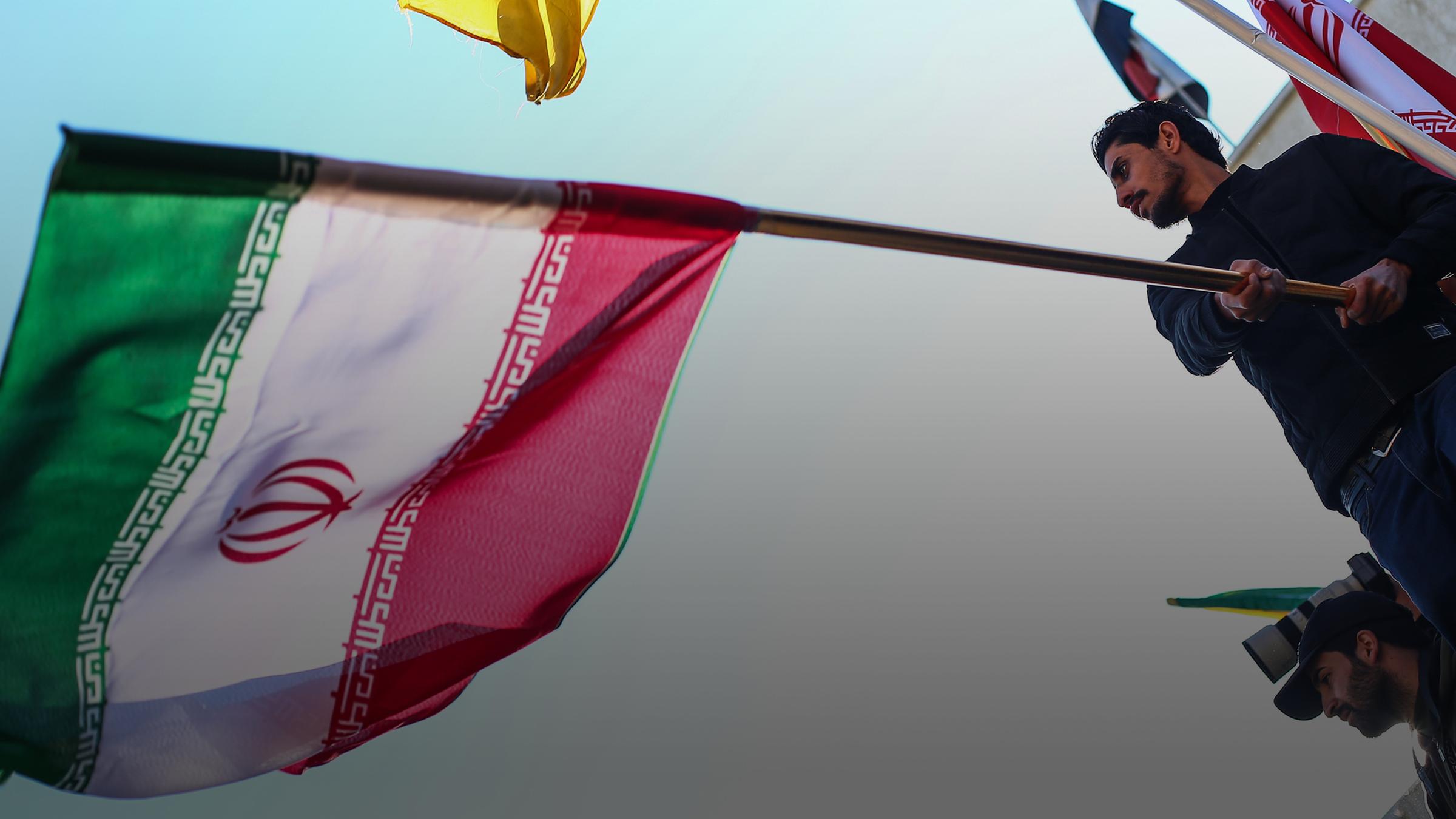 Ein irakischer Demonstrant schwenkt eine iranische Flagge während einer Demonstration in Bagdad. (Archivbild)