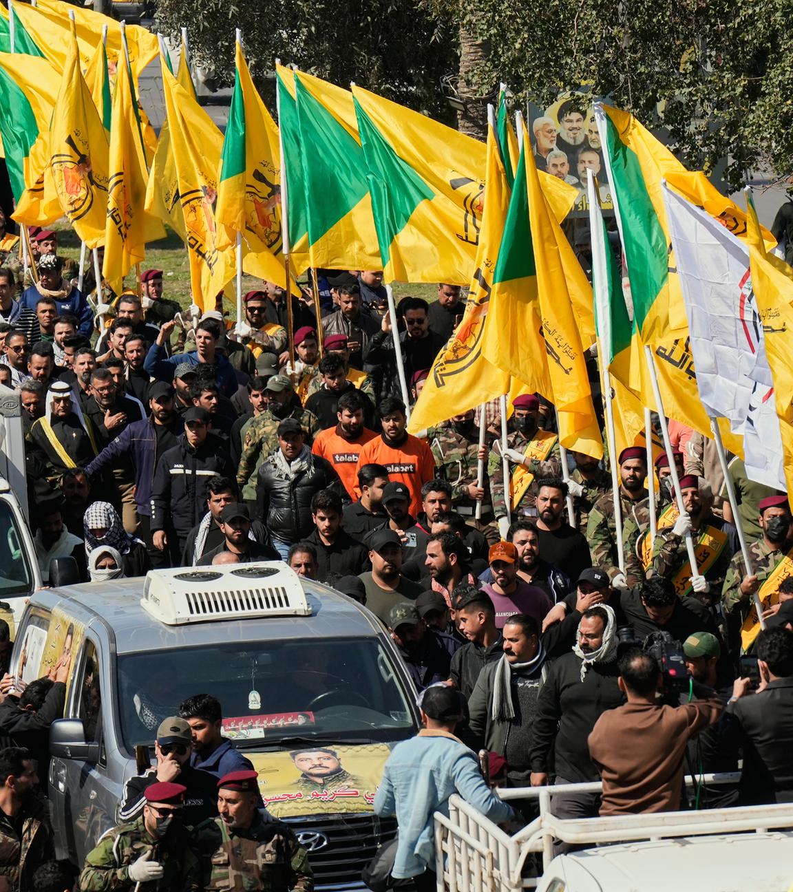 Irak, Bagdad: Mitglieder einer irakischen schiitischen militanten Gruppe nehmen an der Beerdigung eines Kämpfers der Hisbollah teil, der bei einem US-Luftangriff getötet wurde.