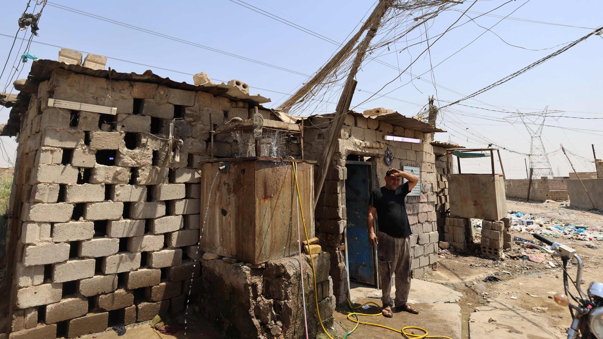 Ein irakischer Elektriker macht eine Pause von der Arbeit an einem Stromgenerator.