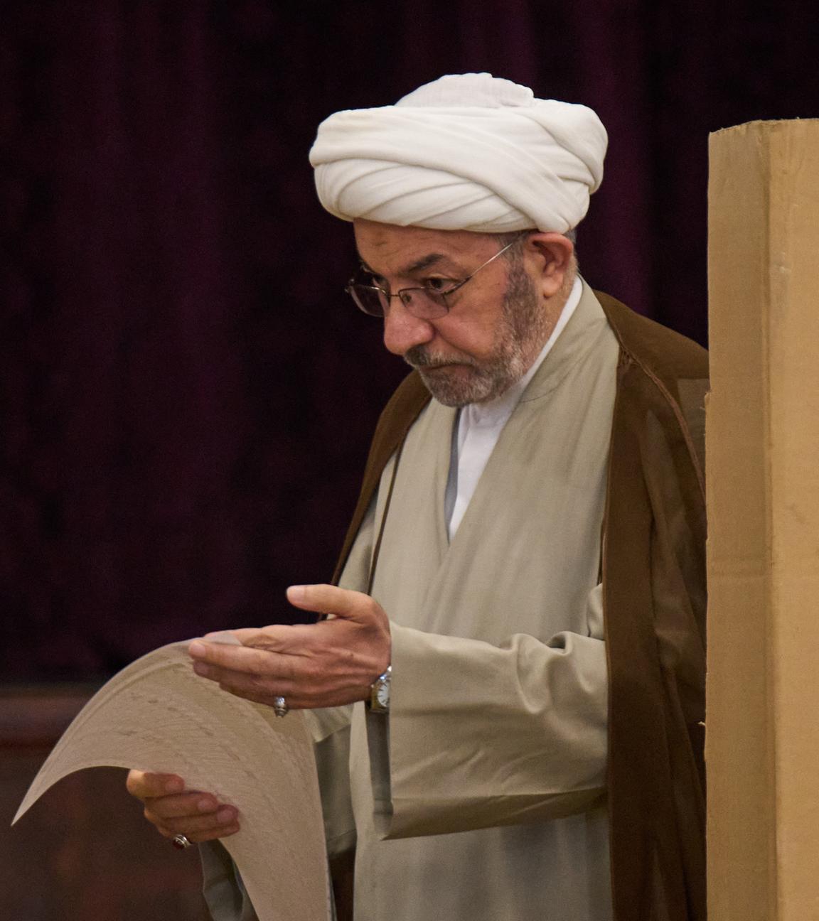 Parlamentswahlen im Irak - Ein Mann gibt seine Stimme in einem Wahllokal bei den Parlamentswahlen ab.