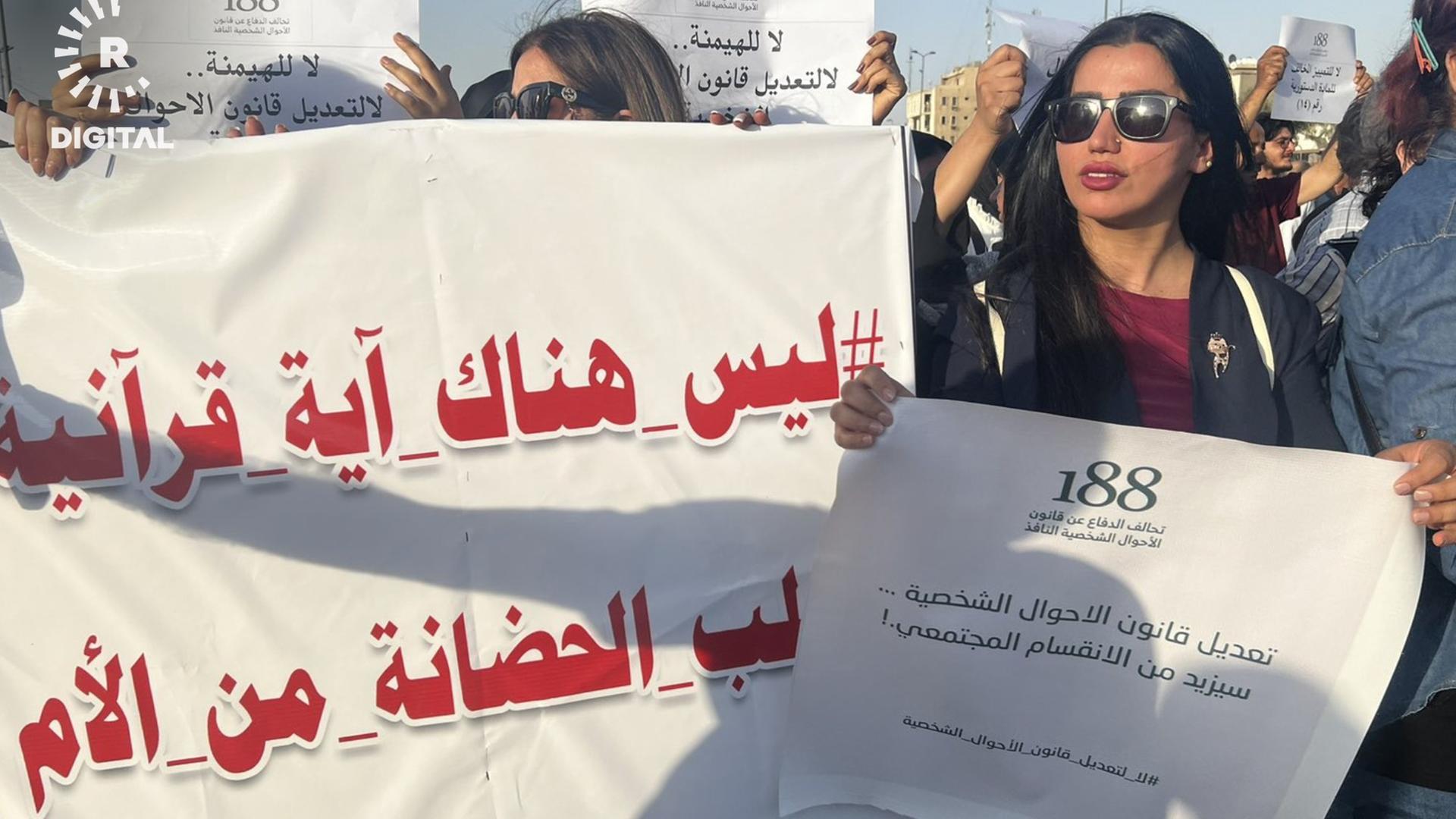 Eine Gruppe protestiert im Irak mit Plakaten gegen geplante Änderungen am Personenstandsgesetz.