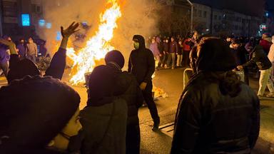 Seit mehr als zwei Wochen demonstrieren Iraner gegen die autoritäre Führung ihres Landes. Menschenrechtsorganisationen dokumentieren Hunderte Todesfälle.