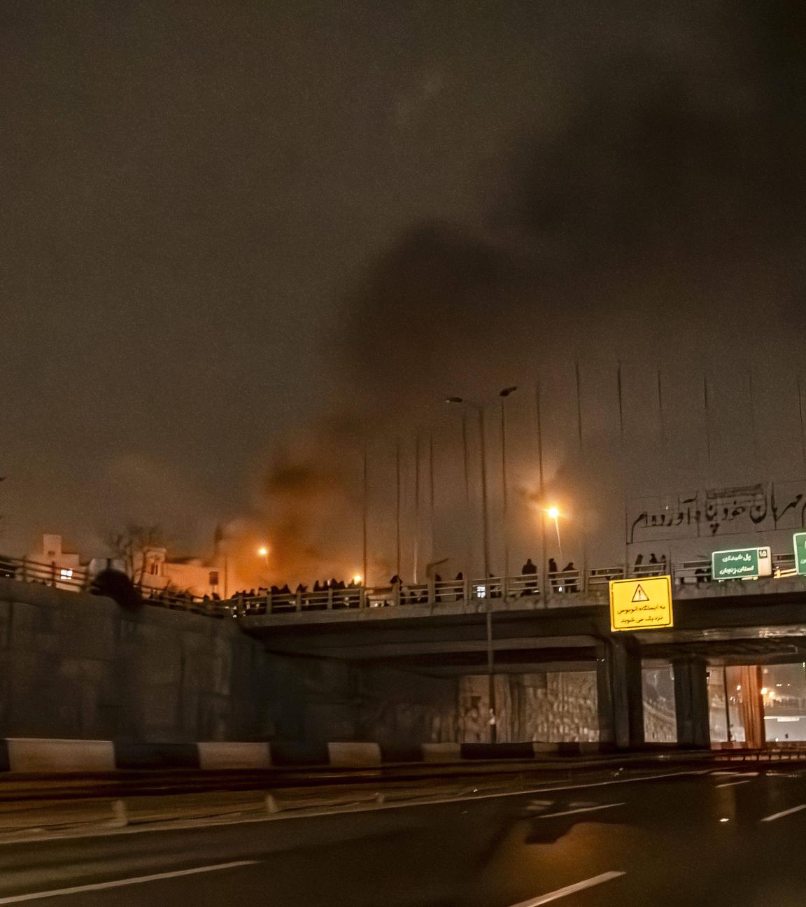 Iraner blockieren während einer Protestaktion in Teheran eine Straße.