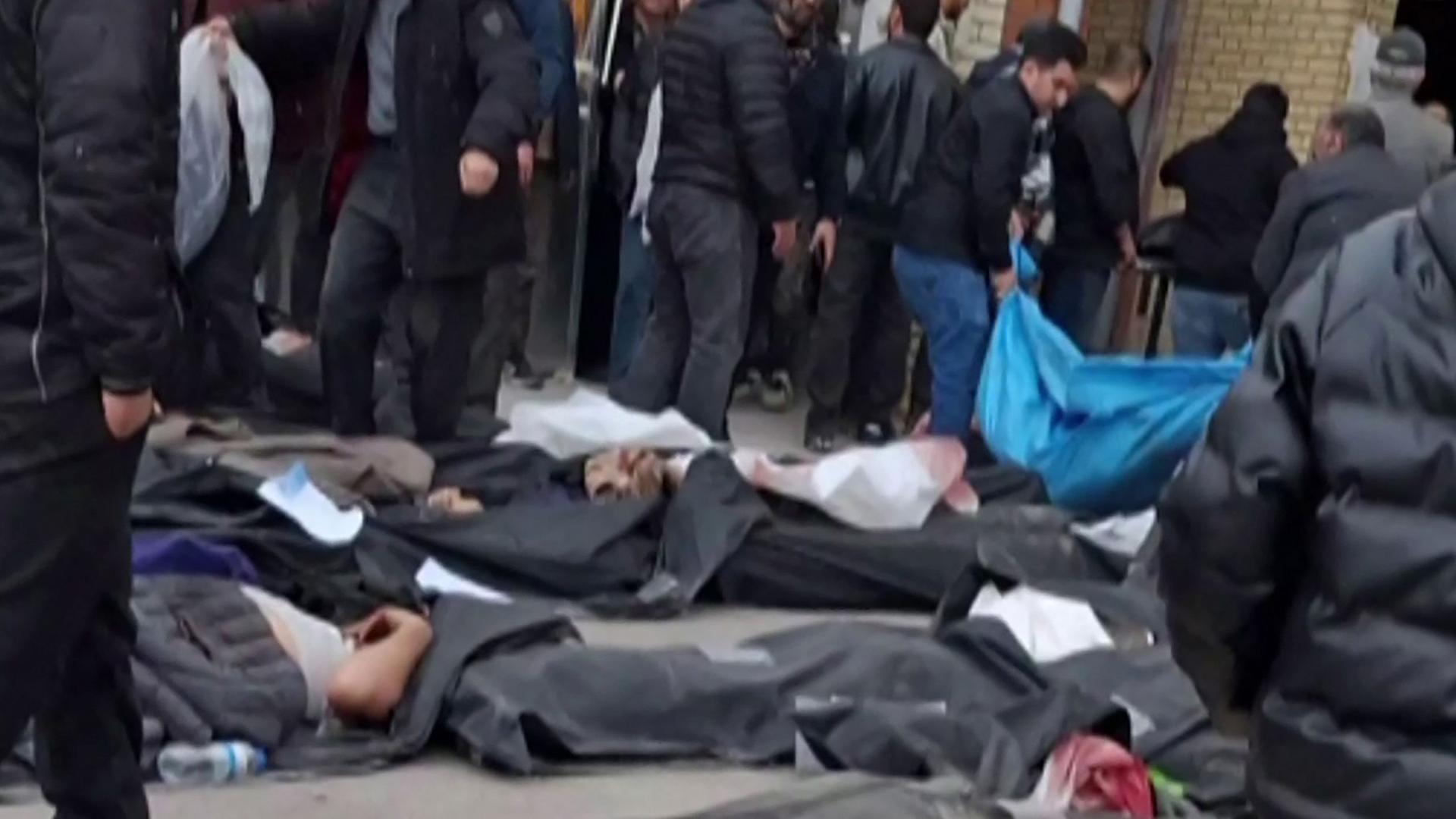 Ein Videostandbild vom 14.01.2026 aus in sozialen Medien verbreitetem UGC-Material zeigt zahlreiche Leichen im forensischen Zentrum in Teheran, während Menschen nach ihren Angehörigen suchen.