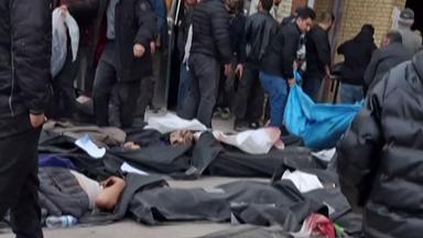 Ein Videostandbild vom 14.01.2026 aus in sozialen Medien verbreitetem UGC-Material zeigt zahlreiche Leichen im forensischen Zentrum in Teheran, während Menschen nach ihren Angehörigen suchen.