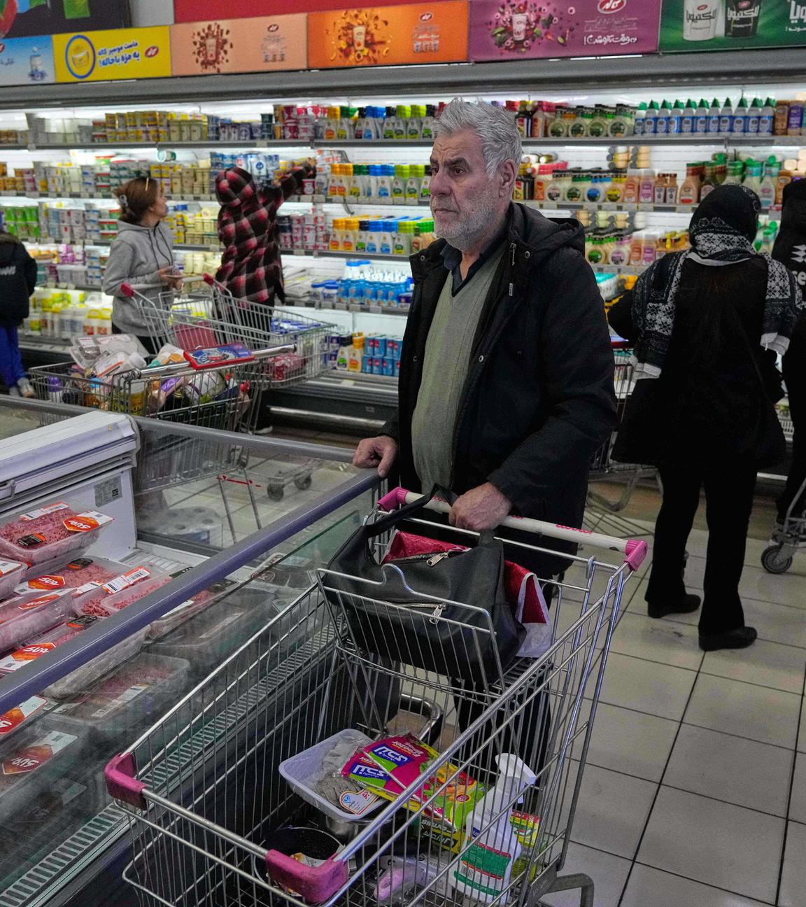Menschen kaufen in einem Geschäft in Teheran ein. Nach den blutigen Protesten herrscht im Iran eine angespannte Ruhe.