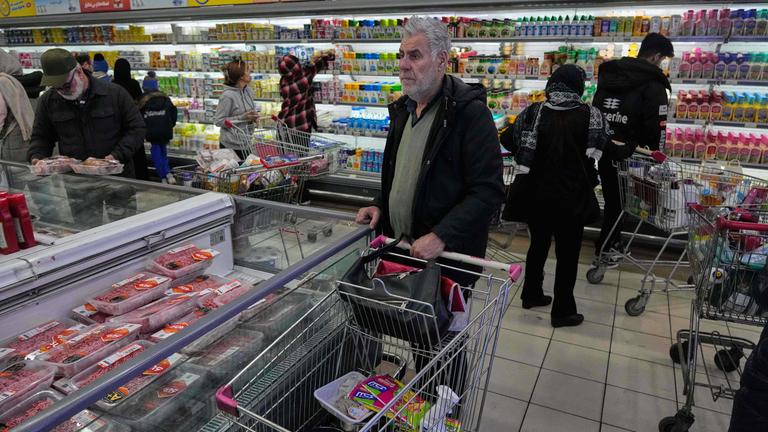 Menschen kaufen in einem Geschäft in Teheran ein. Nach den blutigen Protesten herrscht im Iran eine angespannte Ruhe.