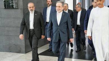Dieses vom iranischen Außenministerium über AP veröffentlichte Foto zeigt den iranischen Außenminister Abbas Araghtschi (M) auf dem Weg zu den Gesprächen zwischen dem Iran und den USA.