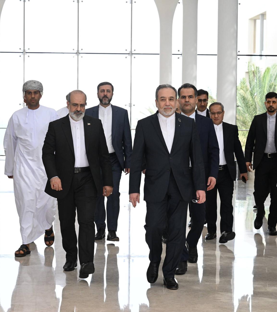 Der iranische Außenminister Seyed Abbas Araghchi (Mitte, vorne) und seine Begleitdelegation laufen am 06.02.2026 gemeinsam zu Gesprächen in Muscat, Oman. 