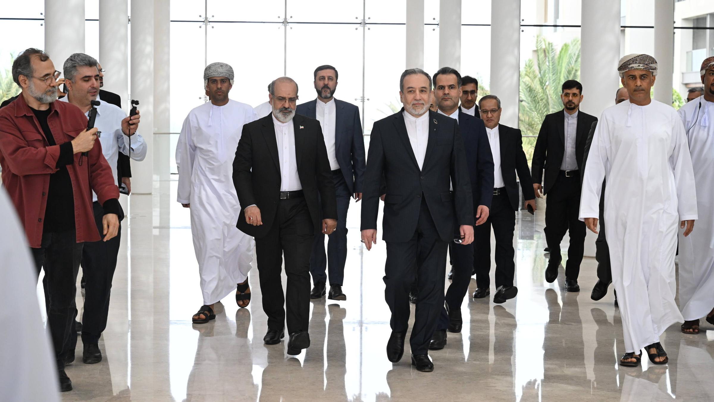 Der iranische Außenminister Seyed Abbas Araghchi (Mitte, vorne) und seine Begleitdelegation laufen am 06.02.2026 gemeinsam zu Gesprächen in Muscat, Oman. 