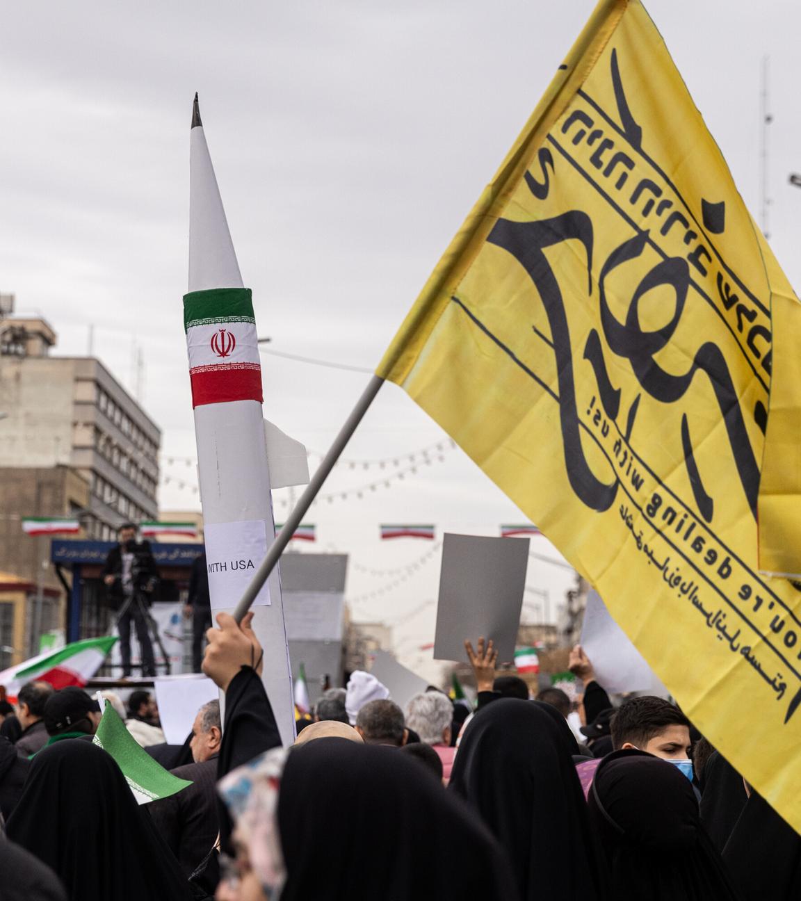 Demonstranten marschieren durch Teheran während der jährlichen Kundgebungen zum Jahrestag des Sieges der Islamischen Revolution von 1979 im Iran. 
