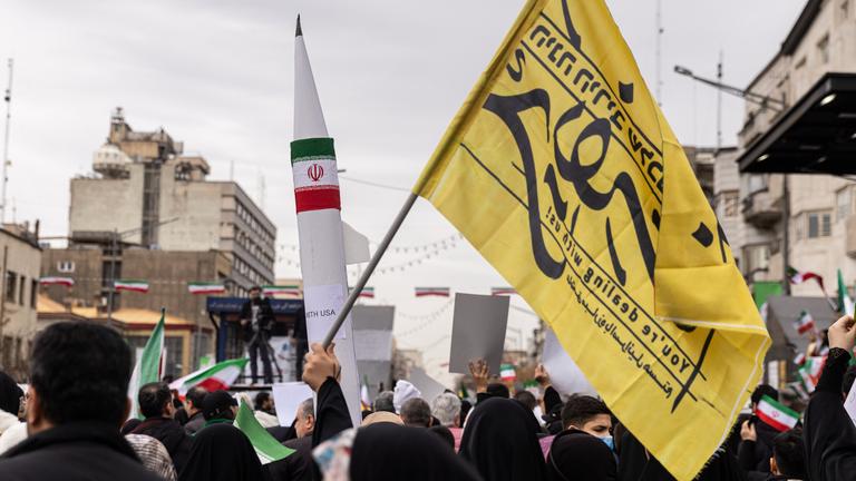 Demonstranten marschieren durch Teheran während der jährlichen Kundgebungen zum Jahrestag des Sieges der Islamischen Revolution von 1979 im Iran. 