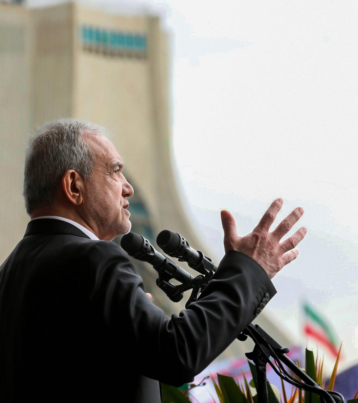 Der iranische Präsident Masoud Pezeshkian sprach sich während einer Kundgebung zum Jahrestag der islamischen Revolution gegen die Einmischung aus dem Westen aus.